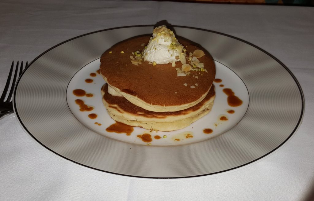 un postre en un plato