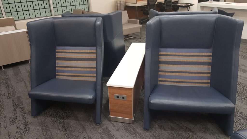 una silla de oficina