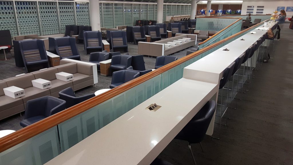 un tren en una biblioteca