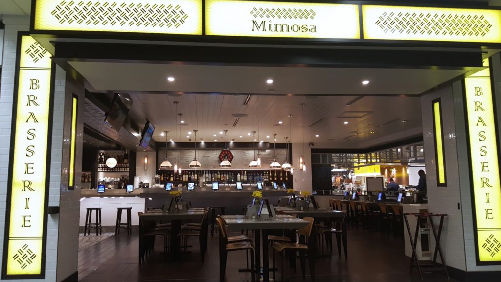 personas en un restaurante