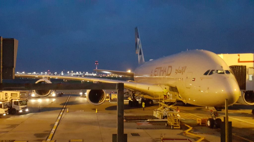 un avión en la pista de un aeropuerto