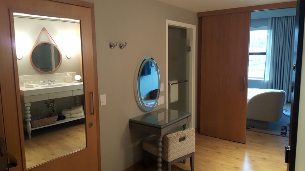 un espejo sobre un lavabo