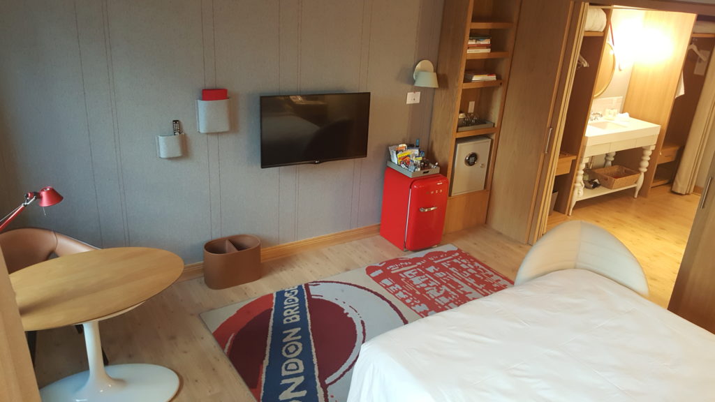 un cuarto con una cama y un escritorio