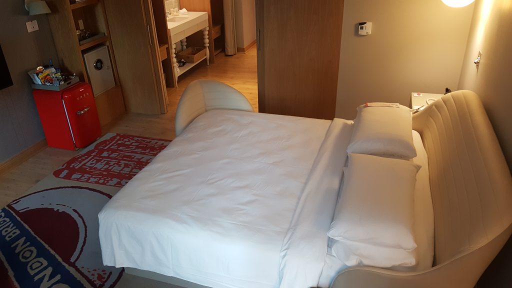 una cama en una habitación
