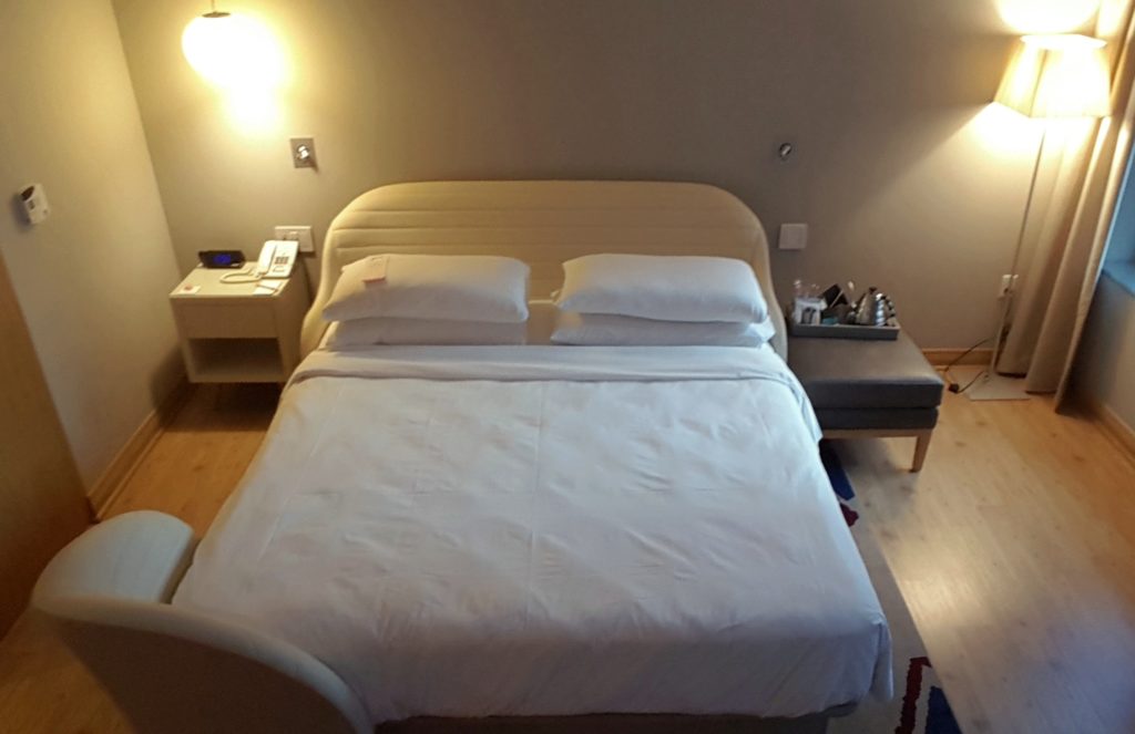 una cama en una habitación
