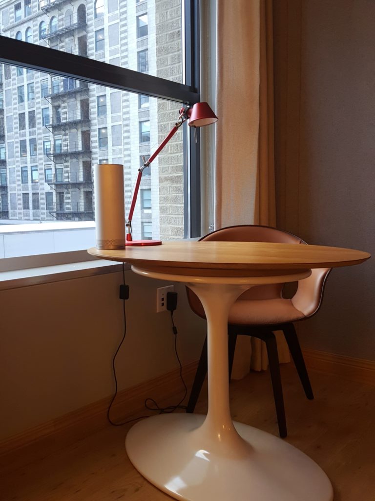 un escritorio con una silla de madera