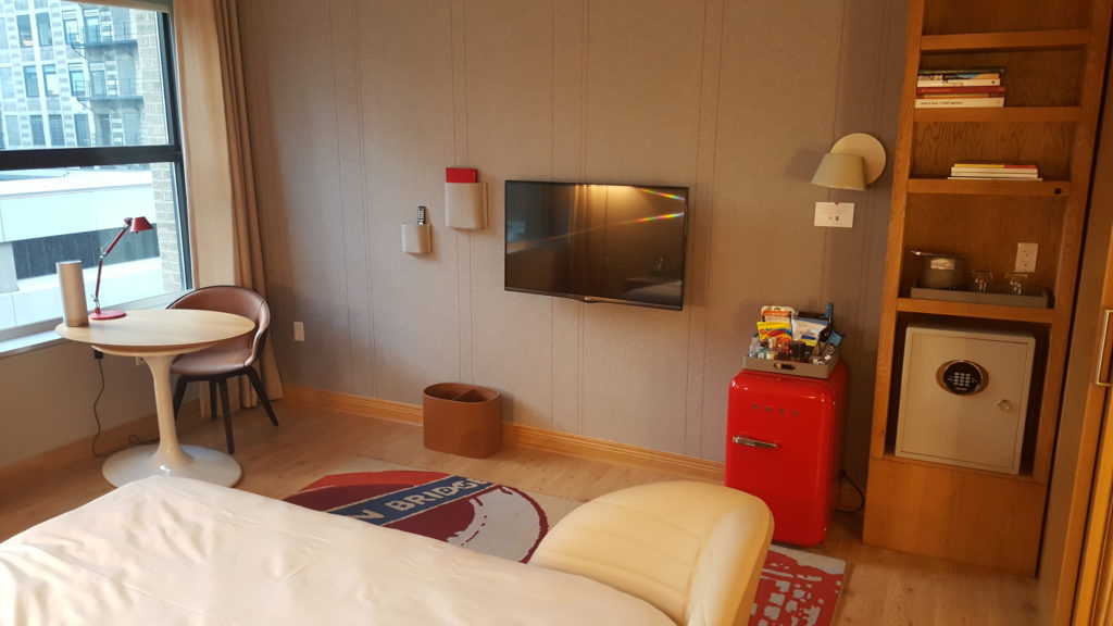 un cuarto con una cama y un escritorio