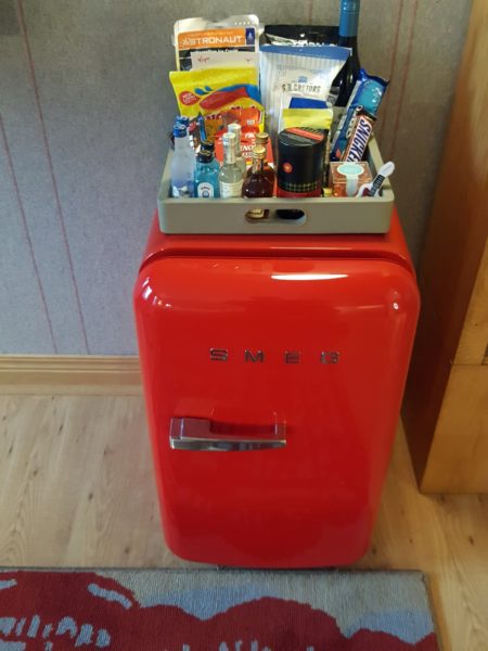 un refrigerador con botellas
