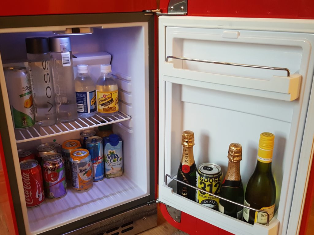 un refrigerador al lado de una botella