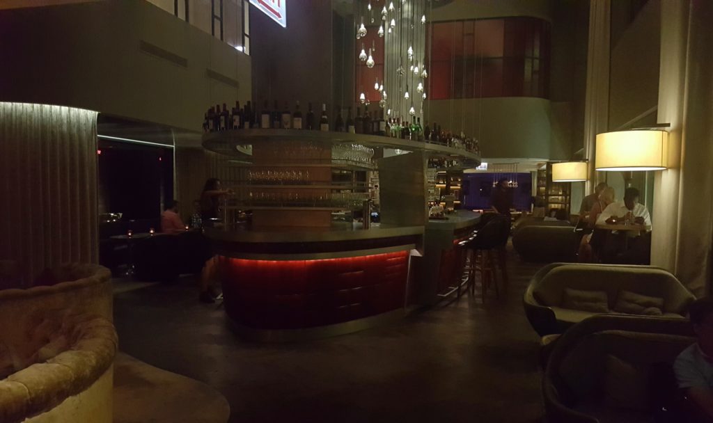 cuarto de sala con muebles de madera