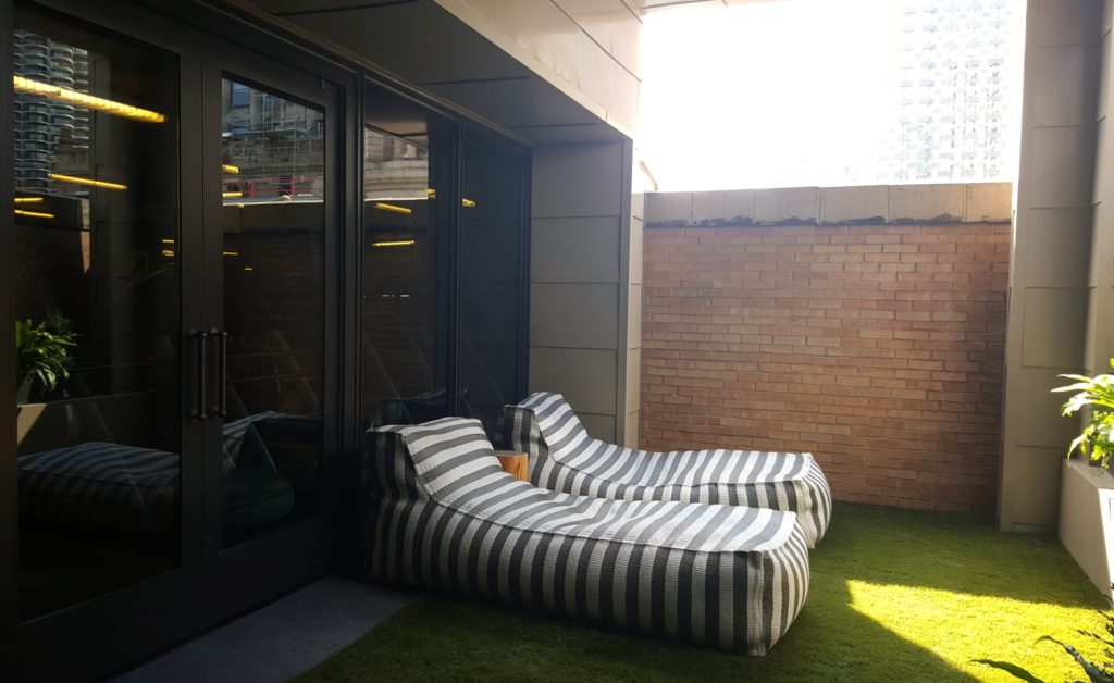 recámara con muebles de madera
