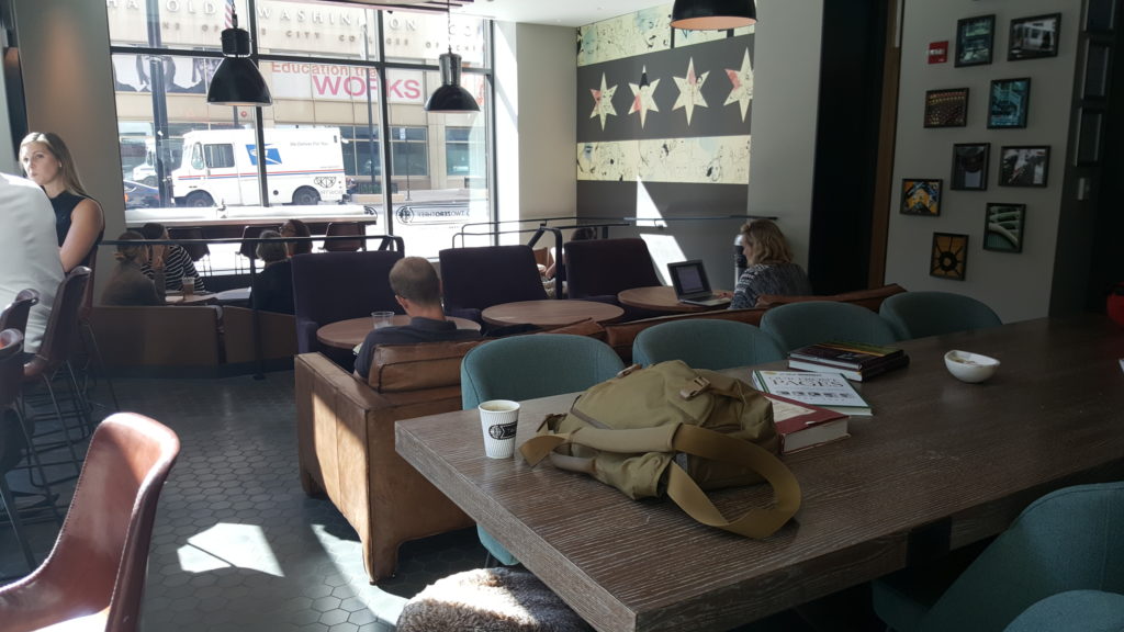 un par de personas sentadas en una sala