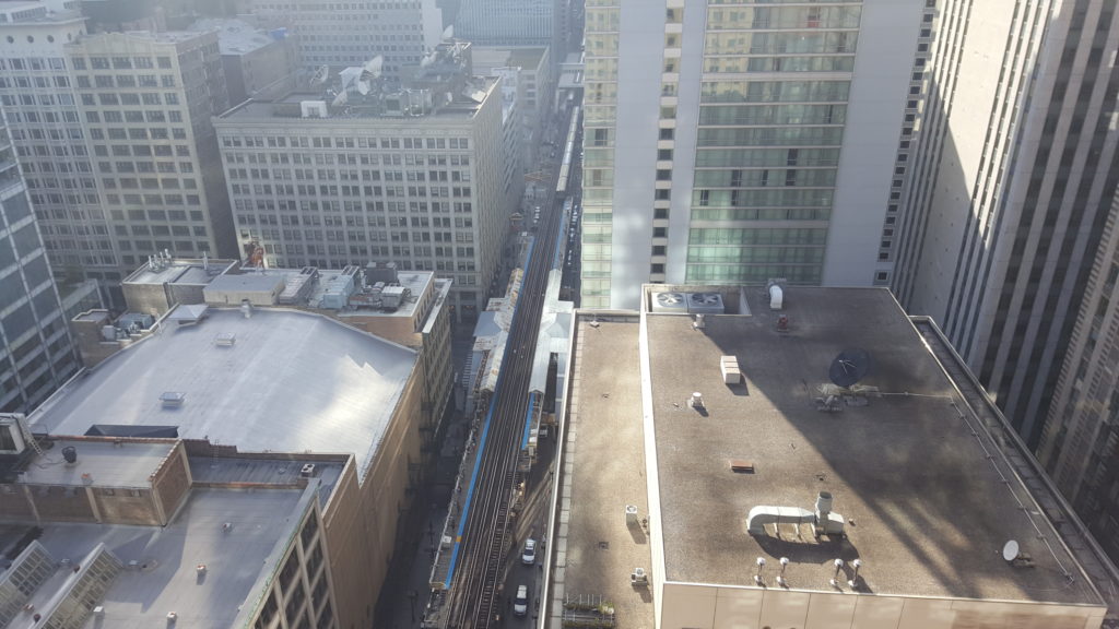 un tren pasando en vías al lado de un edificio