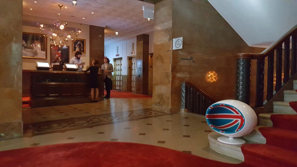 una sala de estar con piso de madera