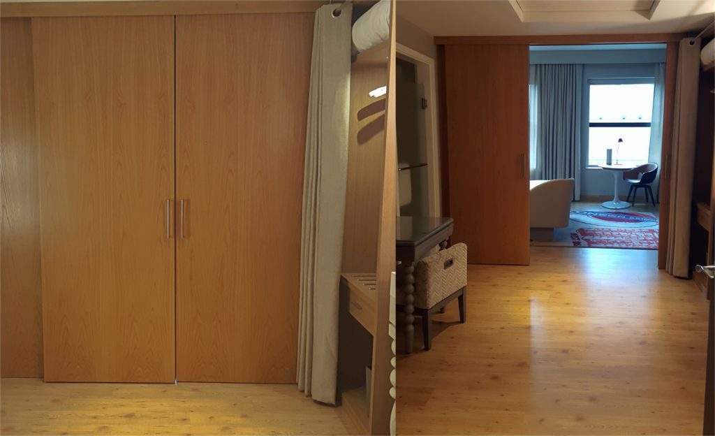 una puerta de madera