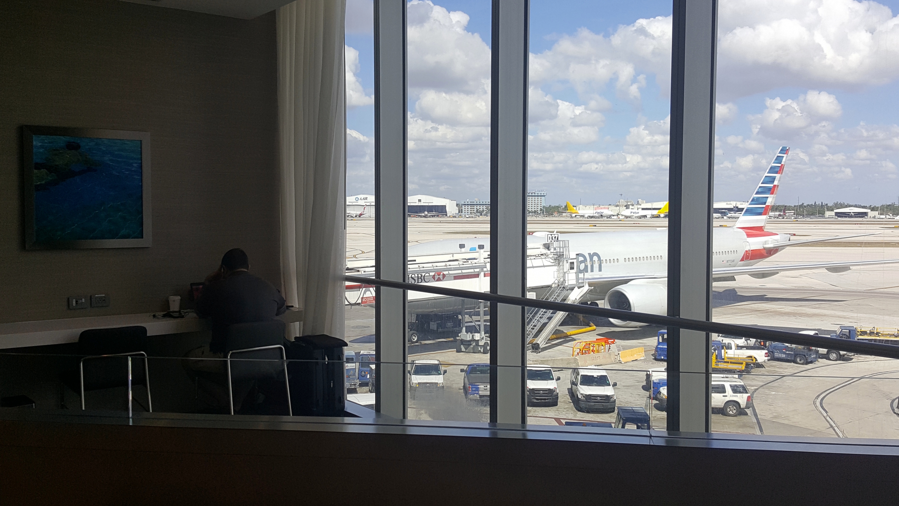 un grupo de personas en la orilla de la ventana de un avión