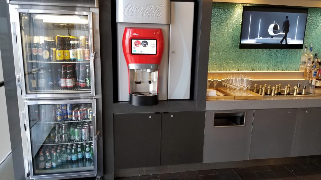 un refrigerador con la puerta abierta