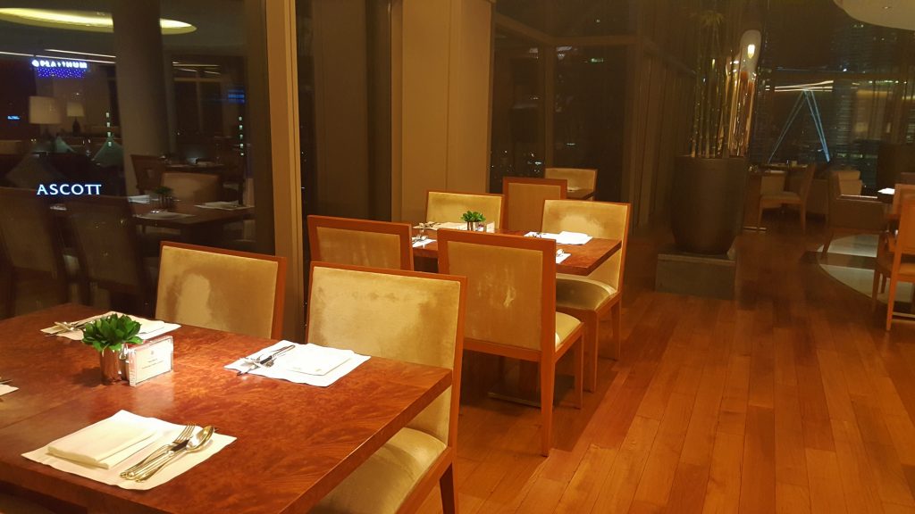 un cuarto con una mesa de madera