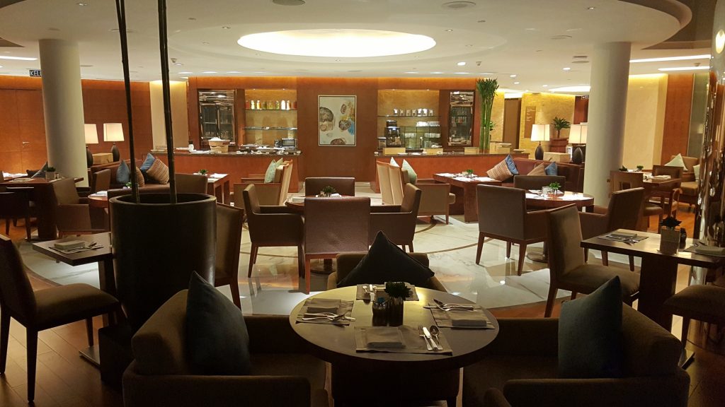 una silla en un restaurante