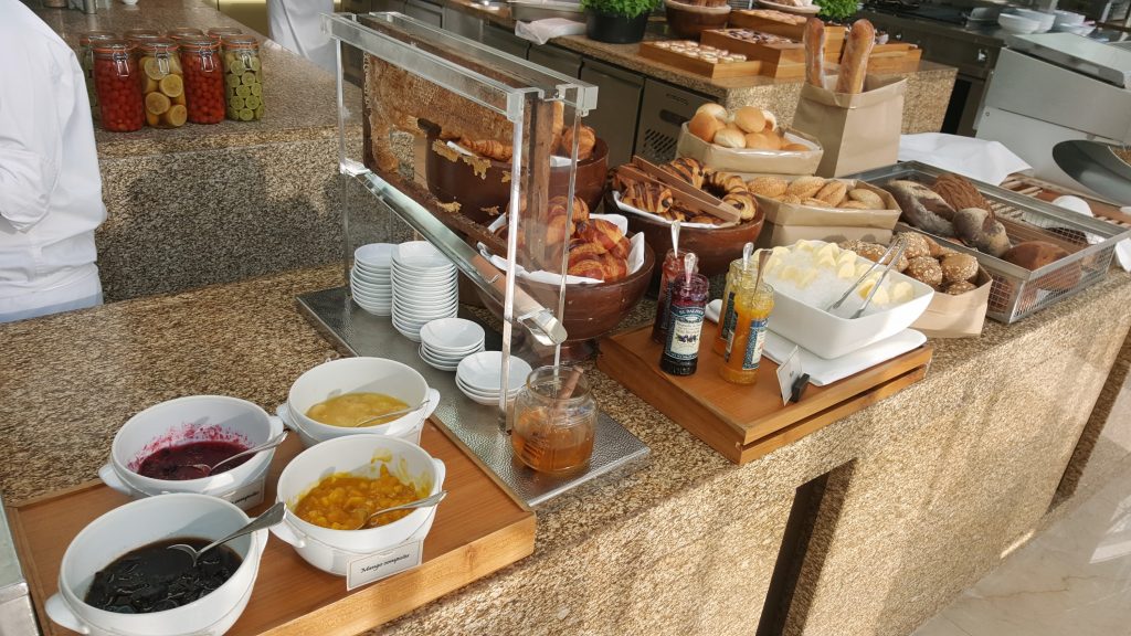 una mesa con comida