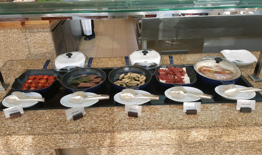 una mesa con comida