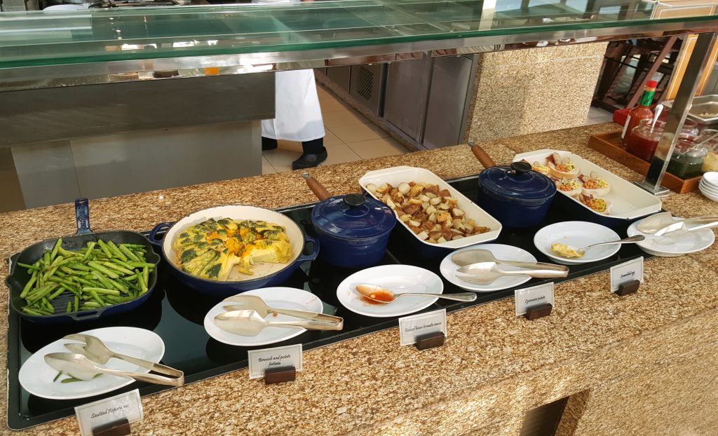 una mesa con comida