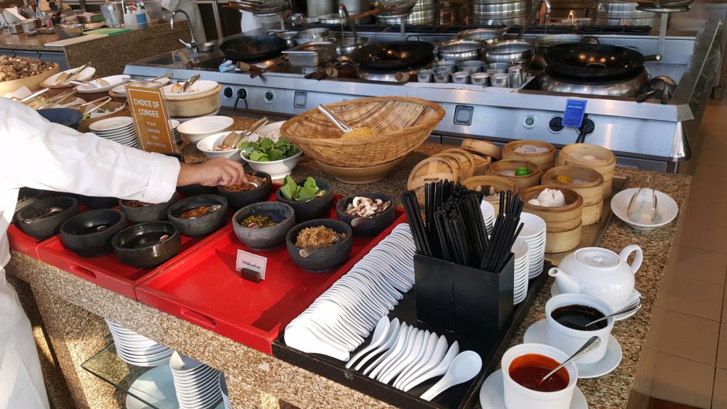 una mesa con comida