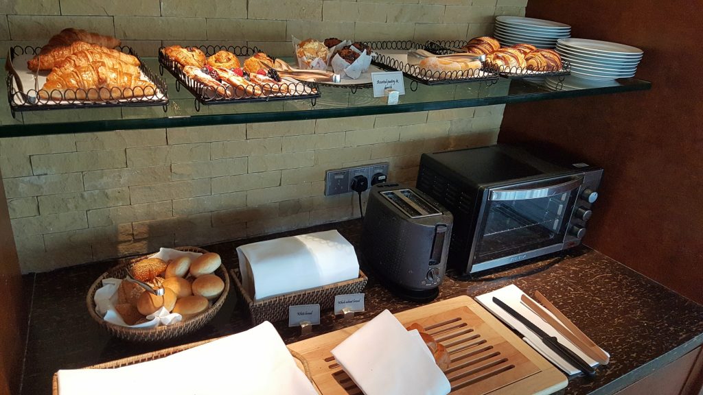 una mesa con comida
