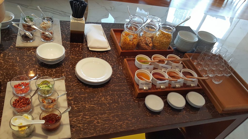 una bandeja con comida sobre una mesa