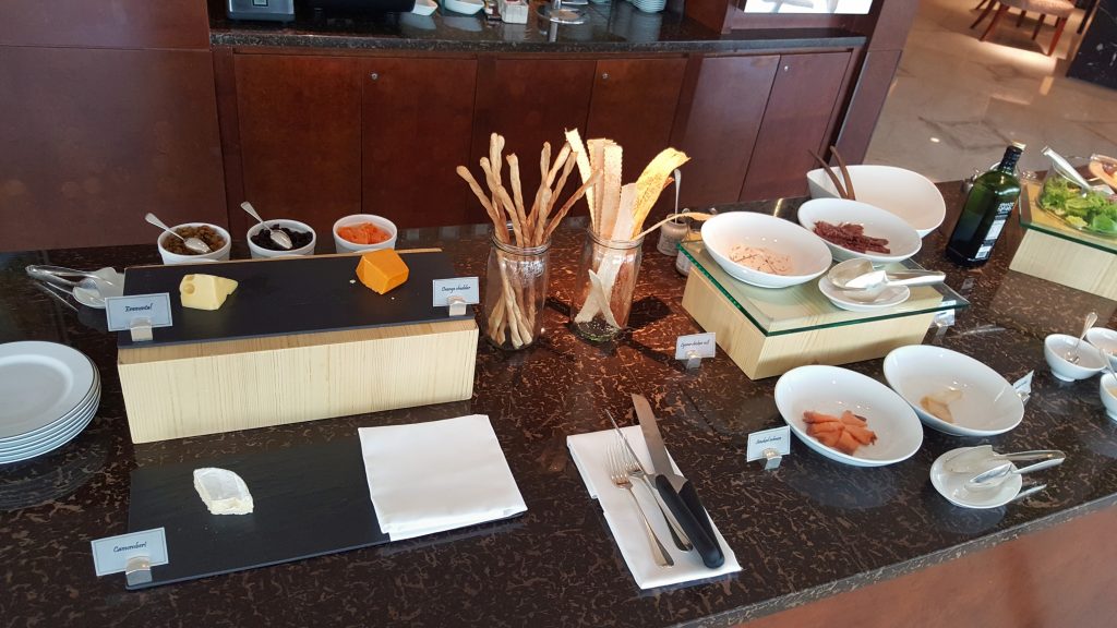 una mesa con comida
