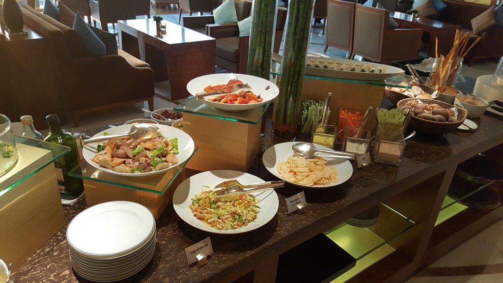 una mesa con comida