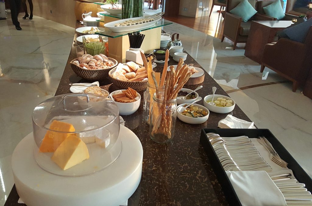 una mesa con comida