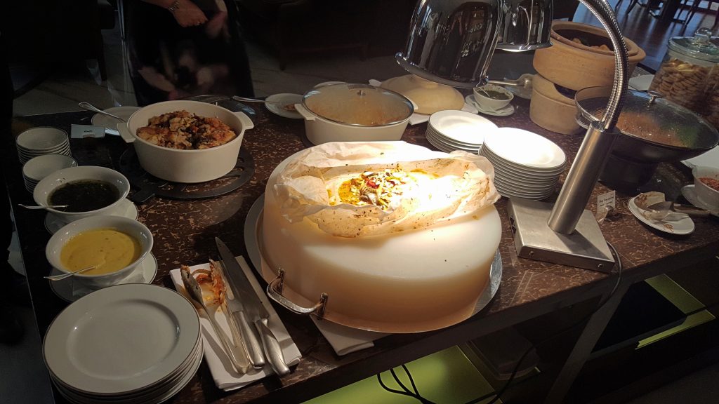 una mesa con comida