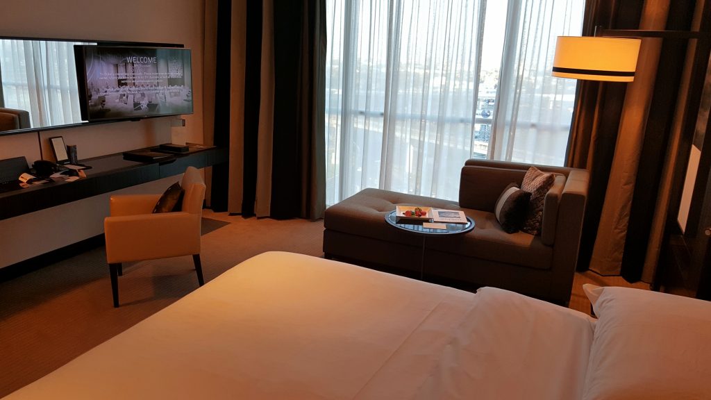 un cuarto con una cama