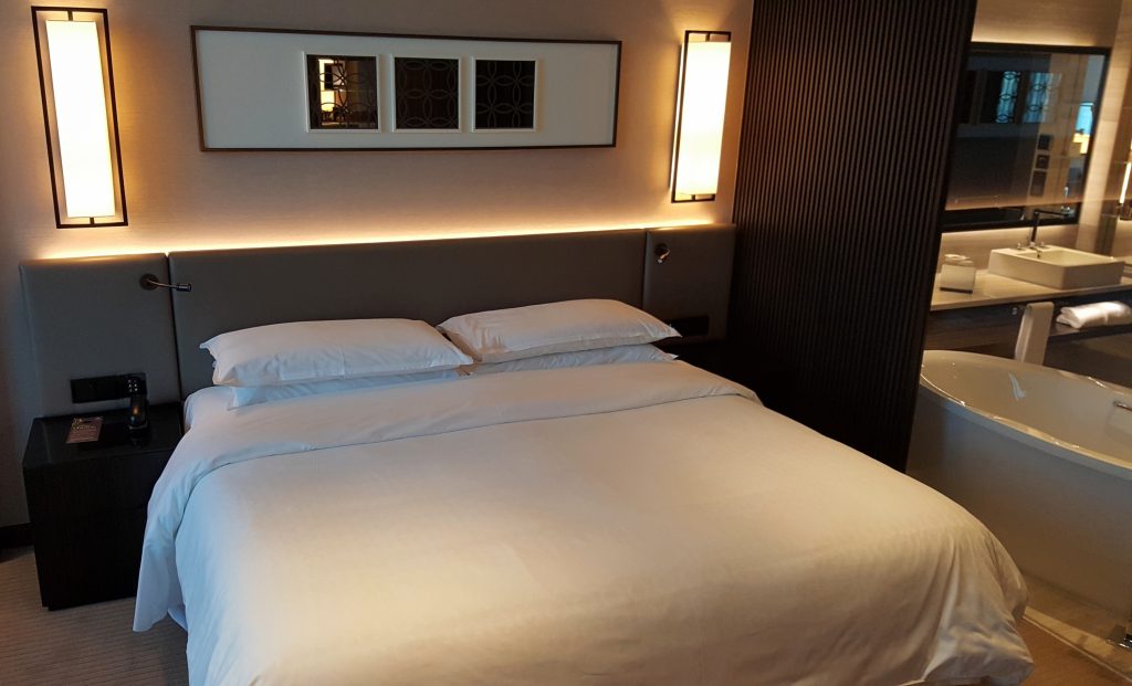 una cama en una habitación