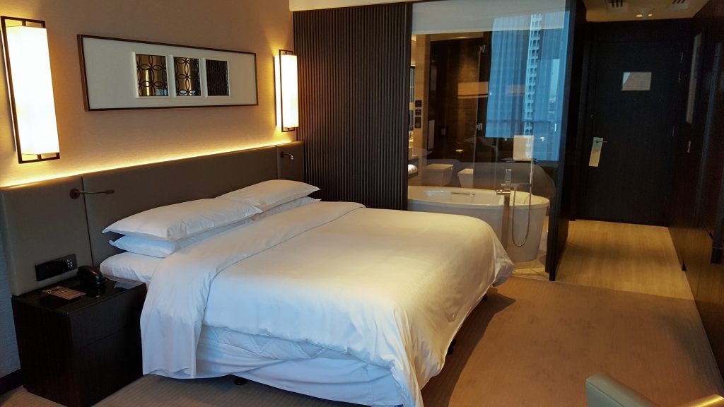una cama en una habitación