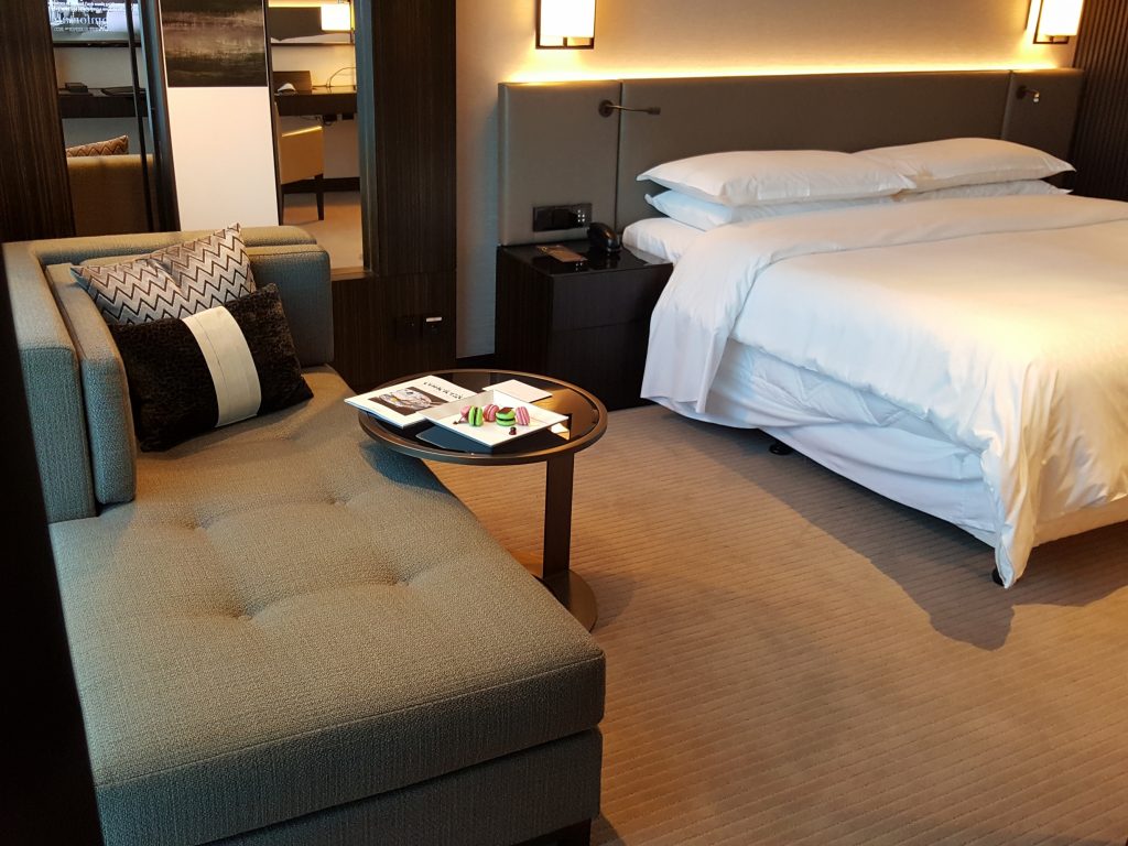 cama de cuarto de hotel