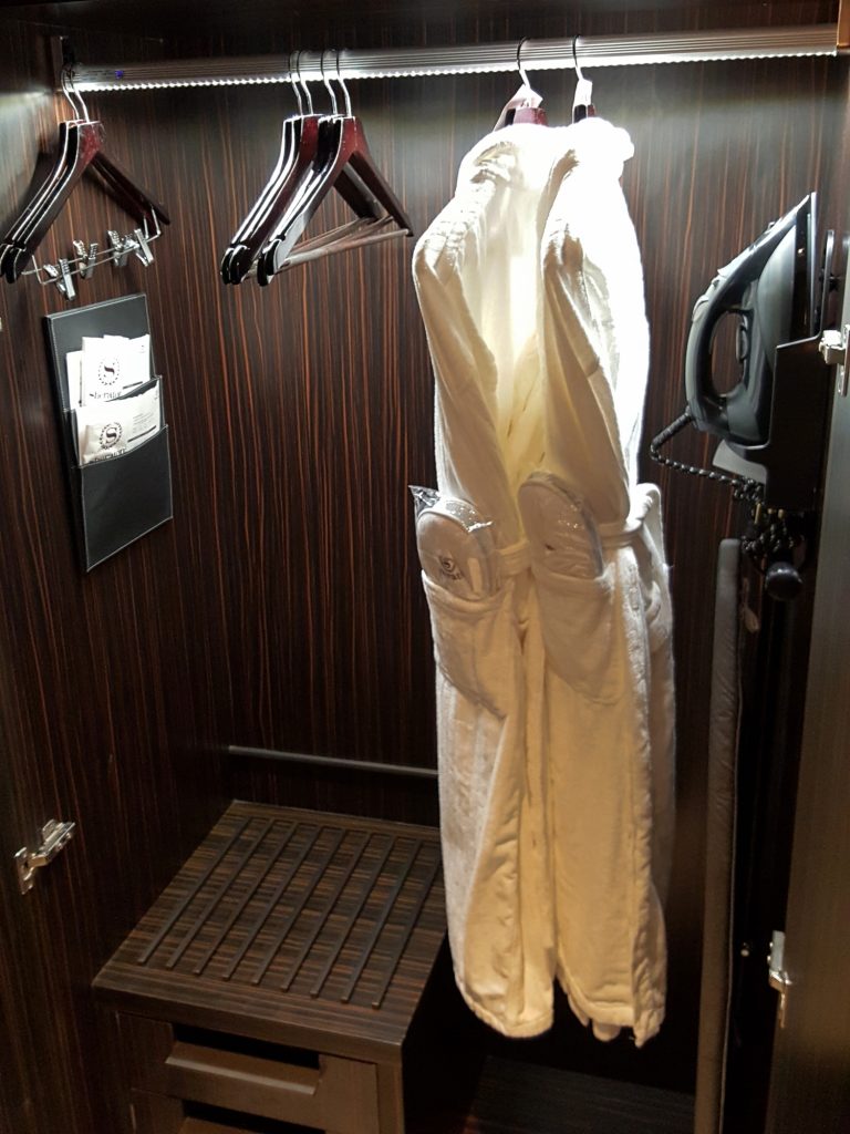 una ducha con puertas de madera