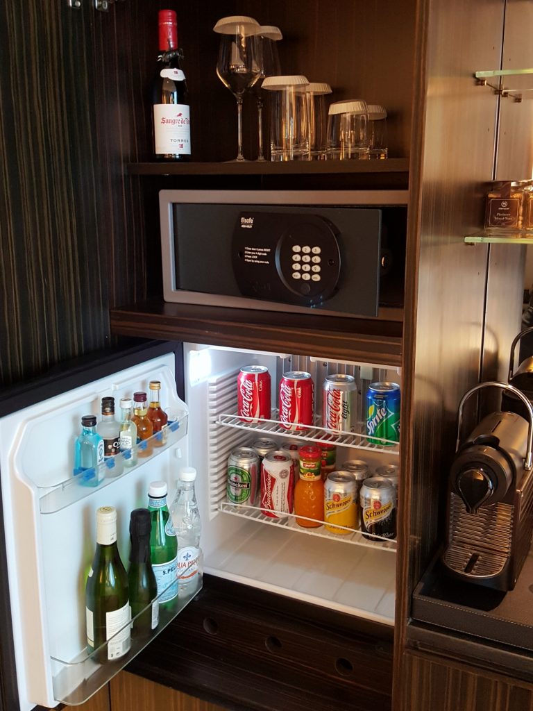 un refrigerador con botellas