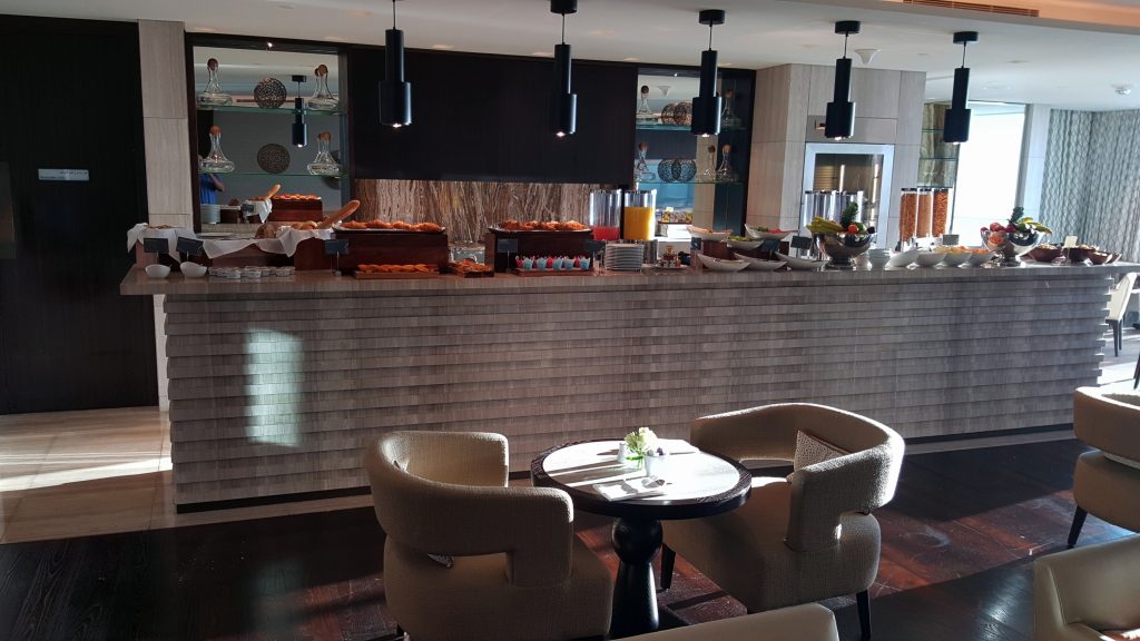 una cocina con una mesa de madera