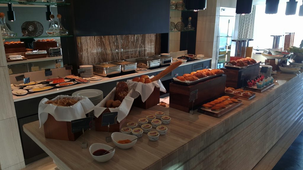 cocina con comida en una mesa