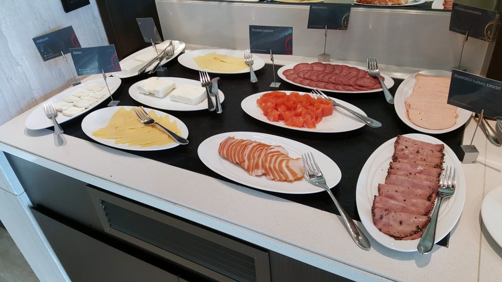una mesa con comida