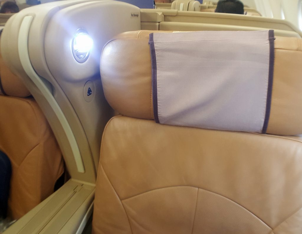 una maleta en el asiento de un auto