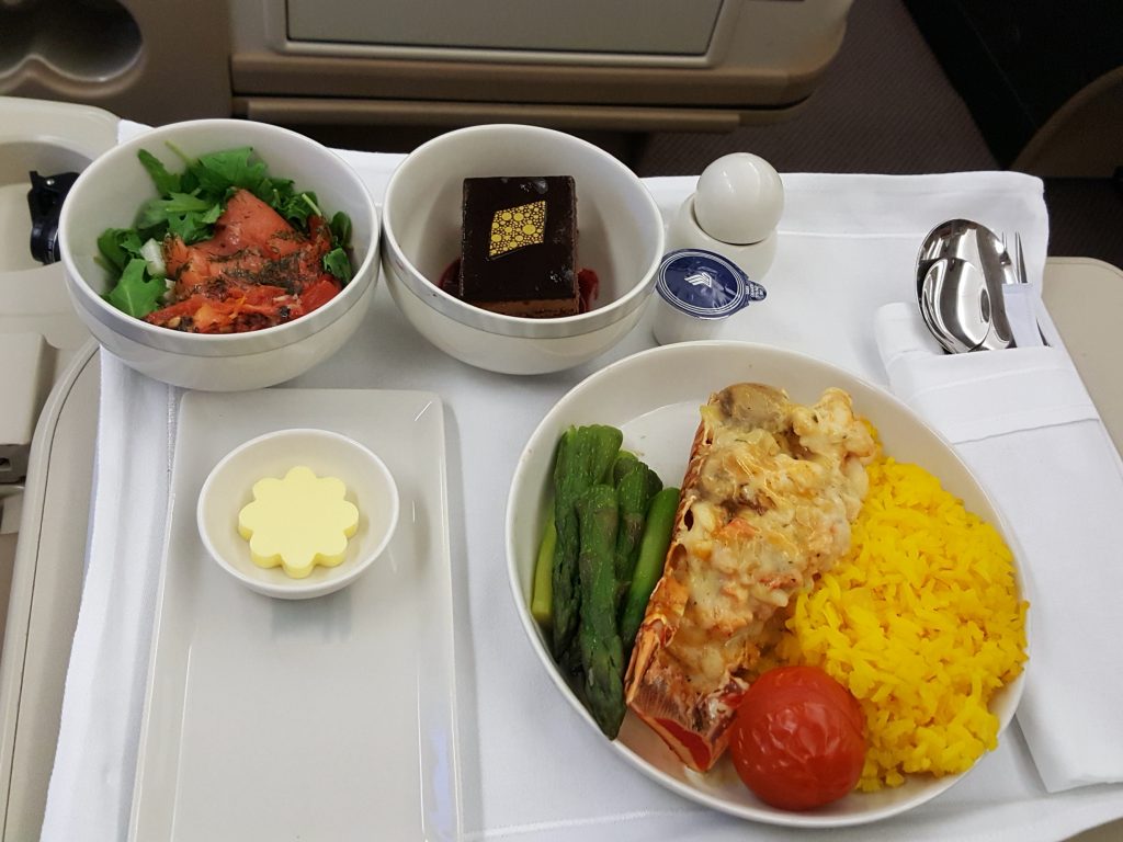 una bandeja con platos con alimentos