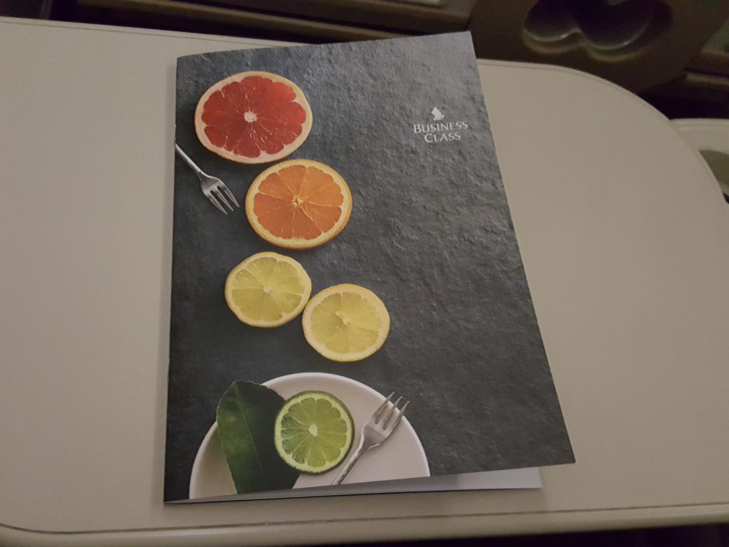un grupo de folletos sobre una mesa