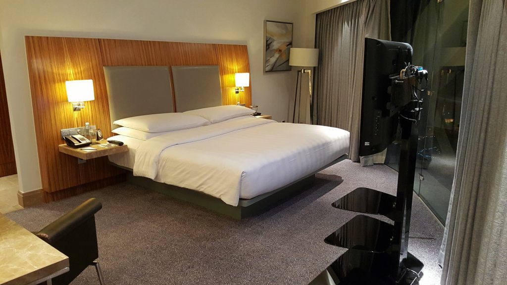 una cama en una habitación