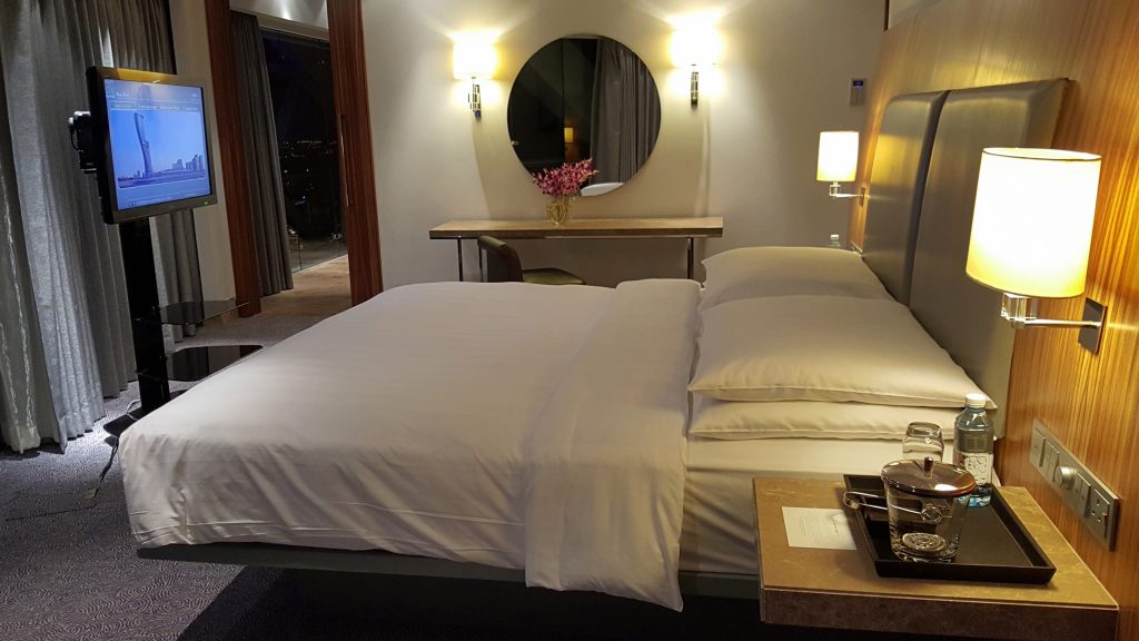 una cama en una habitación