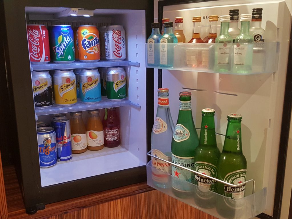 un refrigerador con botellas