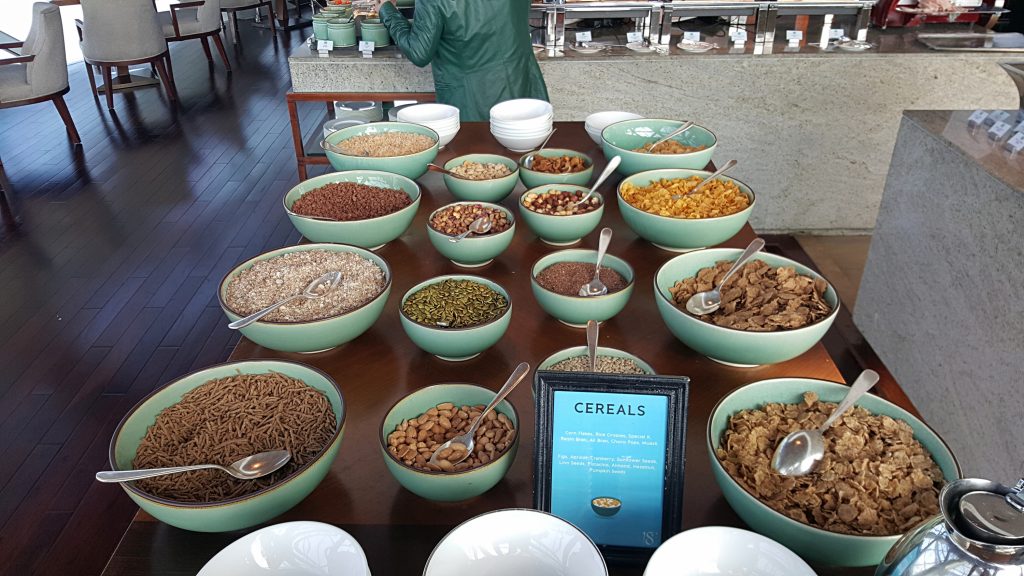 una mesa con comida