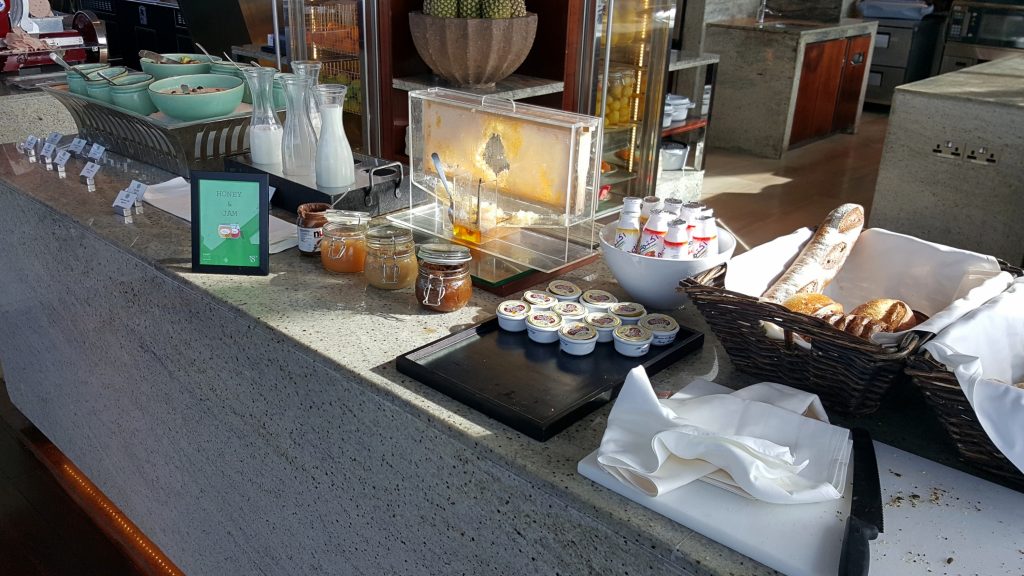 una mesa con comida